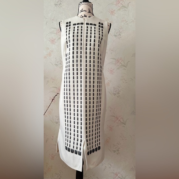 Akris Sleeveless Front-Zip Hotel-Facade Embroidered Sheath Dress in Beige Wool.